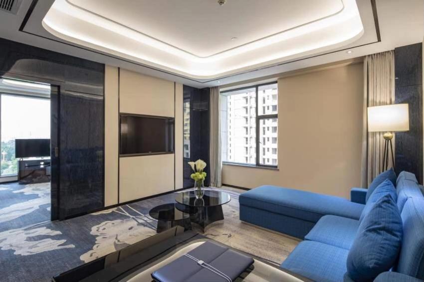 Ramada By Wyndham Mengzi Suites Esterno foto